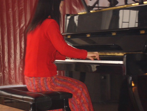 陈碧波老师在演奏钢琴《土耳其进行曲》