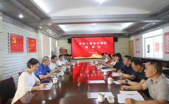 省关工委主任杨泰波来安化二中调研青少年心理健康工作